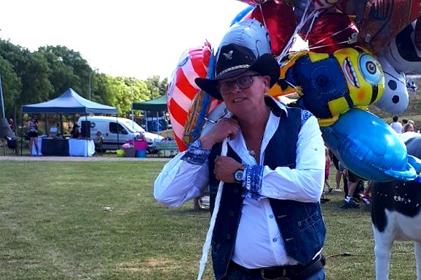 Cowboy Rob in western kostuum met hoed voor Country evenement